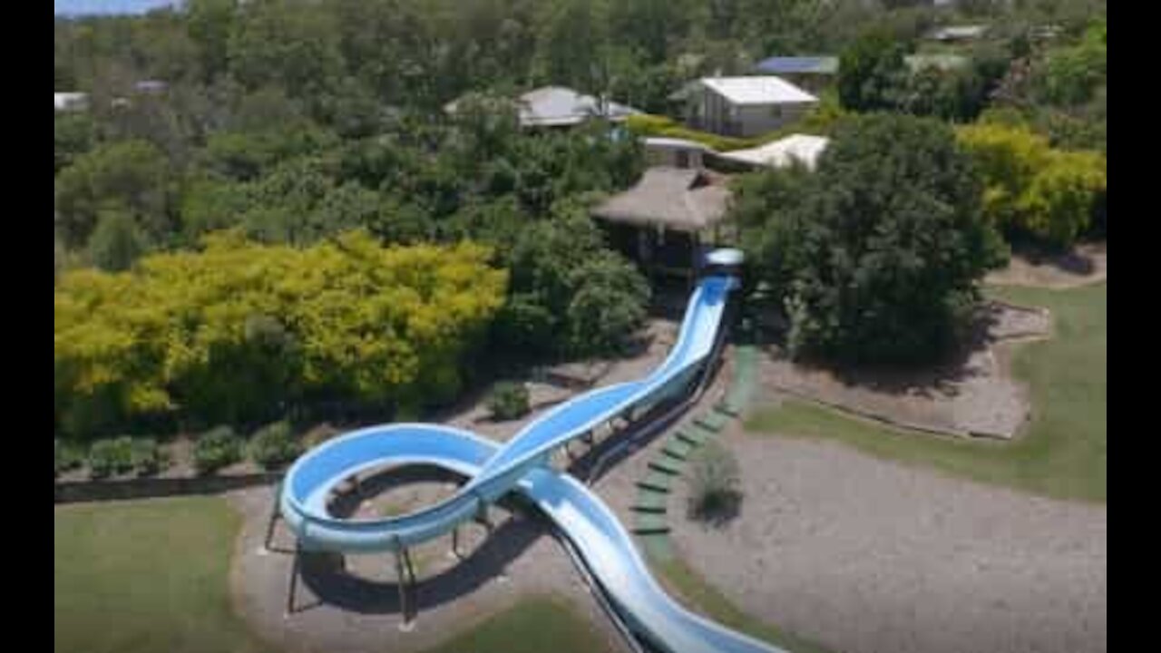 Cette immense villa en Australie dispose de son propre toboggan aquatique