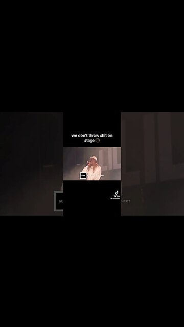 Lil Wayne puts whole Australia Crowd in check, after someone throw stuff at him. Epic🐐moment (2018)