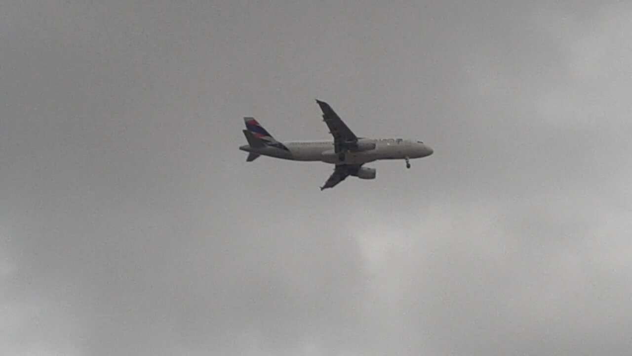 Airbus A320NEO PR-YYE vindo de Belém do Pará e Airbus A320 PR-MHU vindo de Brasília