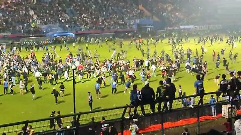(Completo) Briga na Indonésia durante o jogo Arema x Persebaya no Estádio Kanjuruhan, em Malang