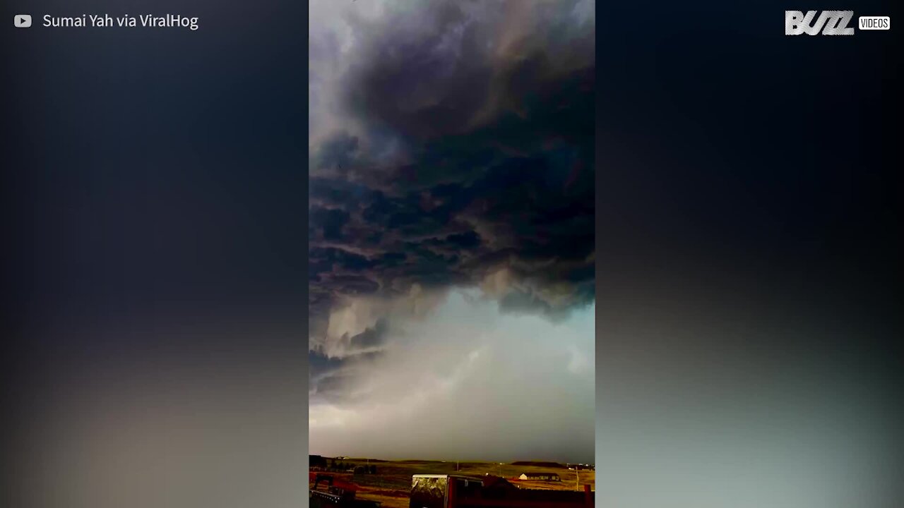 Un résident filme un orage ressemblant à l'apocalypse