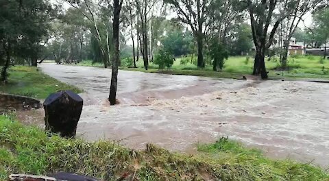 Rain causes flash flooding in Johannesburg (jy8)