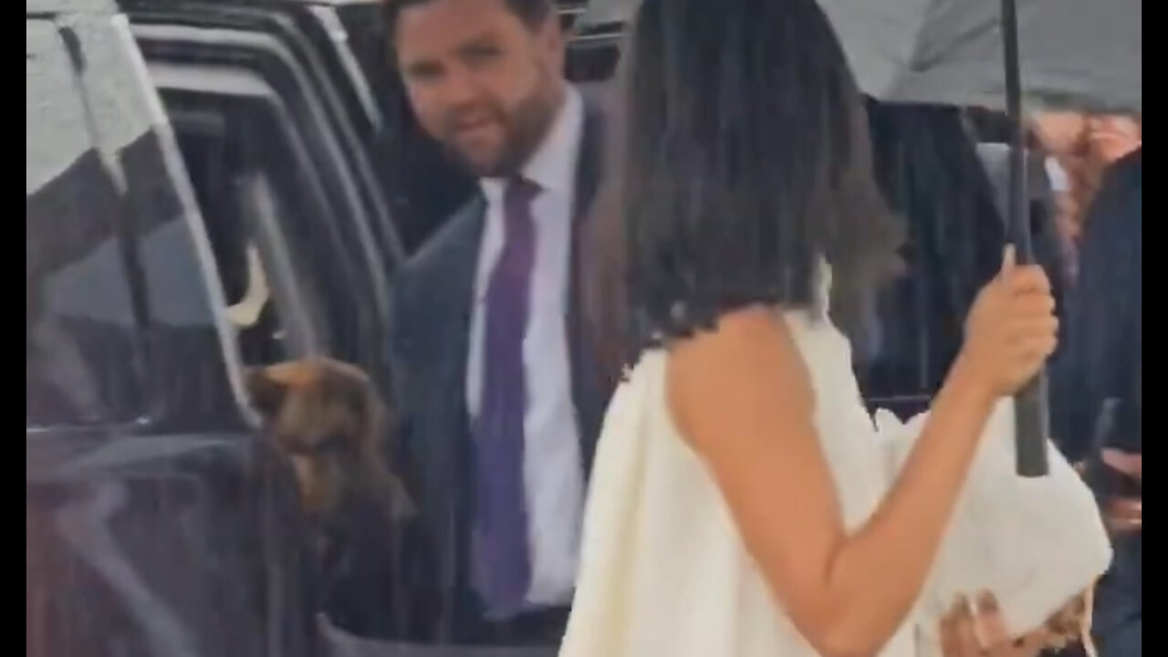 🚨The Libs are accusing JD Vance of brining his dog with him just to intimidate reporters.