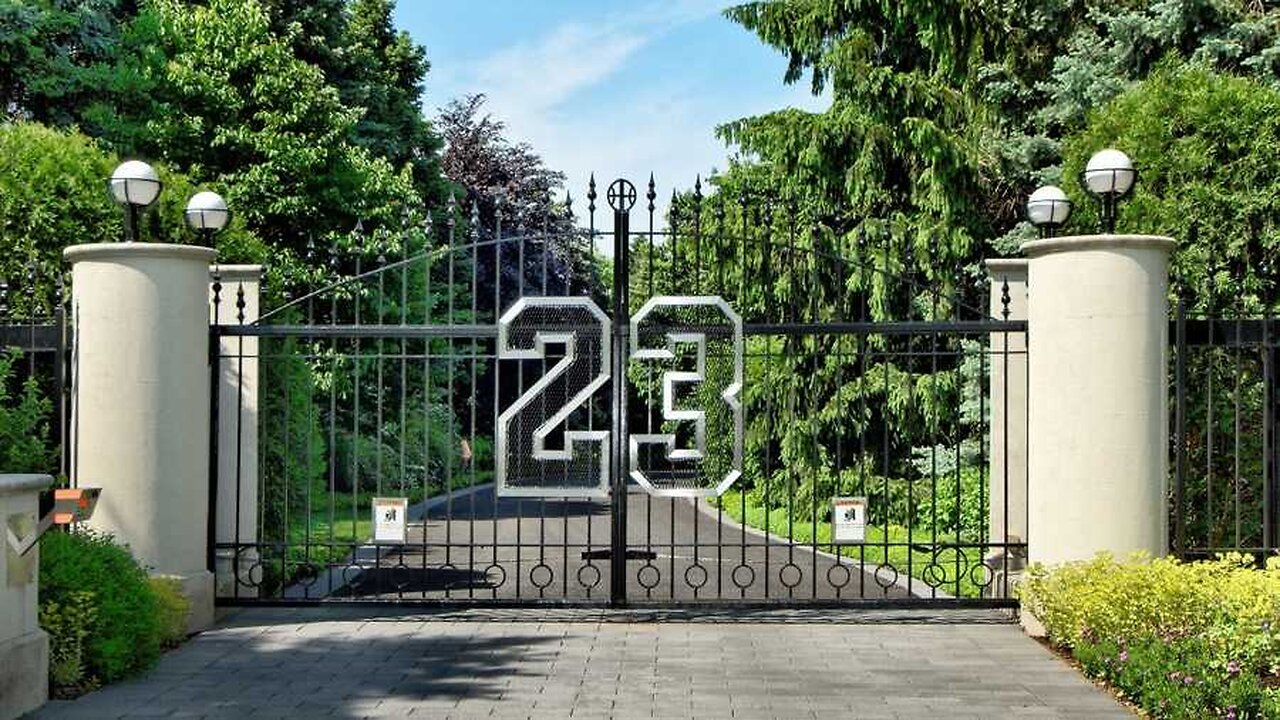 Touring Michael Jordan's Mansion!