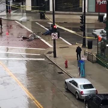 VIDEO: Man tackled by Milwaukee Police after grabbing suspicious package