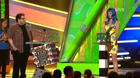 Katy Perry pêga de surpresa no Choice Awards 😱