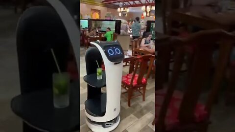 Robô garçom serve em restaurante! #shorts #robo #restaurante