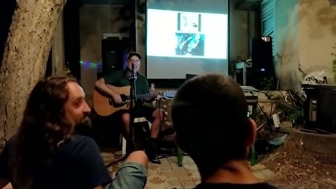 שירה בציבור עם אלי לס - מה הדאווין שלך + אני שוכב לי על הגב