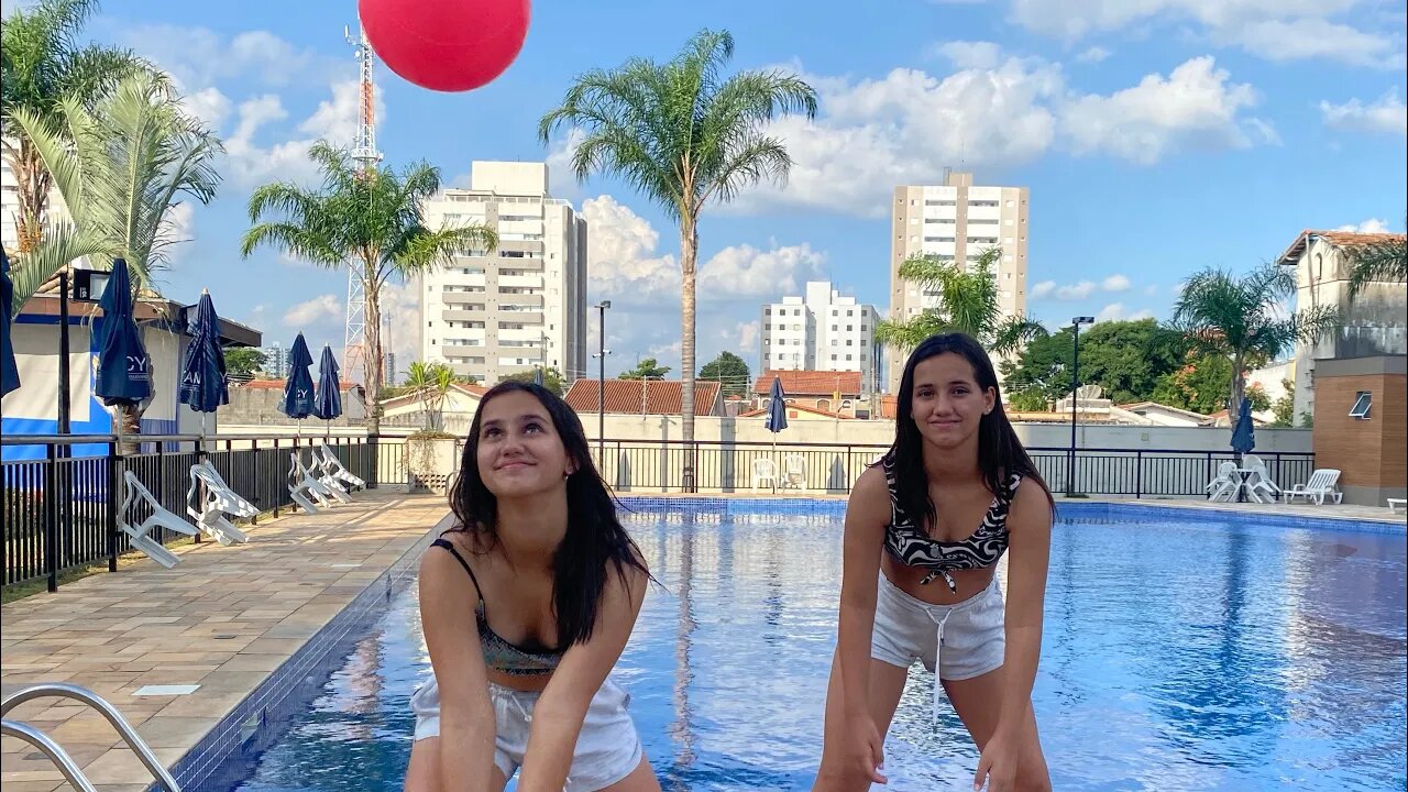 QUEM FICA MAIS TEMPO COM A BOLA NA PISCINA - 3 irmãs demais