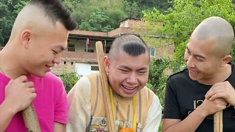 农村搞笑系列 在田里发现一个洞，借别人家的烟熏出来一个东西