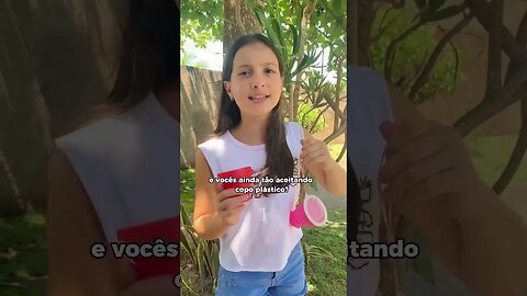 Você ainda usa copo plástico? Se liga nesse recadinho da Julinha. 😉