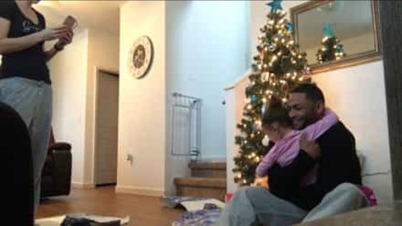 Il miglior regalo di sempre... suo padre!