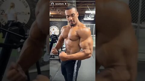 Larry Wheels Posing (crazy pump) #bodybuilding #larrywheels #powerlifting powerli #auto #king #bike