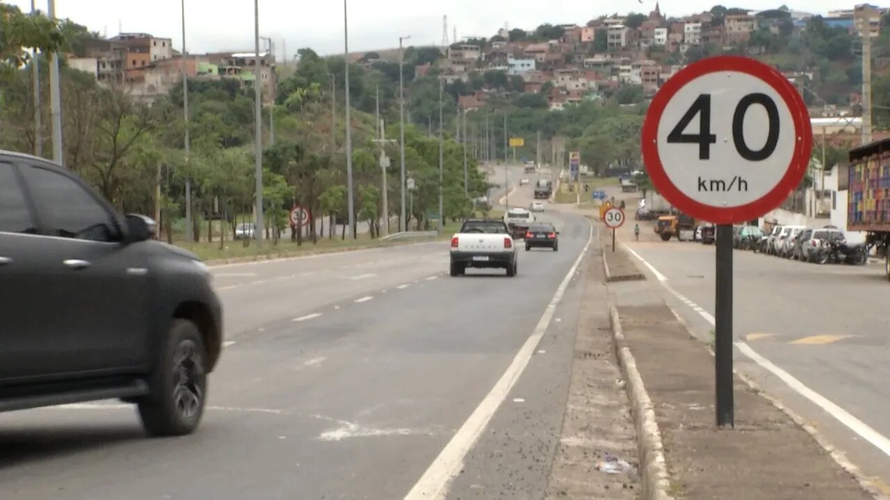 Radares na BR-116: Placas de velocidade permanecem no perímetro urbano de Gov. Valadares.