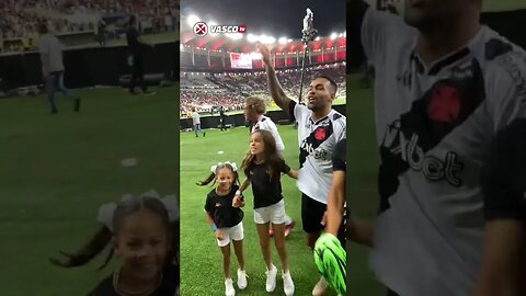 Flamengo 0x1 Vasco - Alex Teixeira comemorando com suas filhas