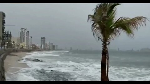 Hurricane Orlene hits Mexico's Pacific coast and weakening, had strengthened to a powerful Cat. 4