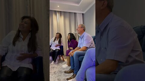 Assistindo ao clipe Canção da Gestante pela primeira vez