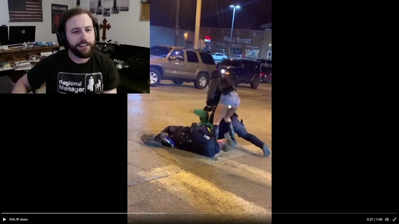 Cops Surrounded During Arrest
