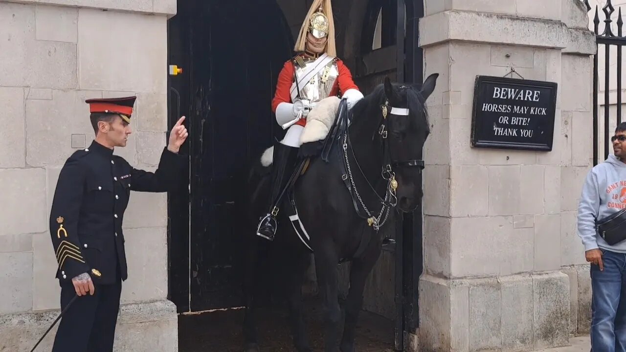 You're shoulders should be level with the arch so you can see up and down whitehall #kingsguard