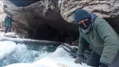 Seikkailijat ylittävät joen 3000 metriä merenpinnan yläpuolella