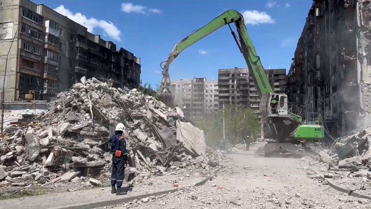 In Mariupol, destroyed houses are gradually cleared of rubble