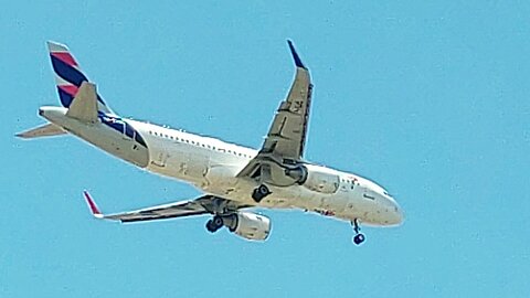 Airbus A320 PR-TYK coming from Recife and Airbus A320 PR-TQC from Teresina to Fortaleza