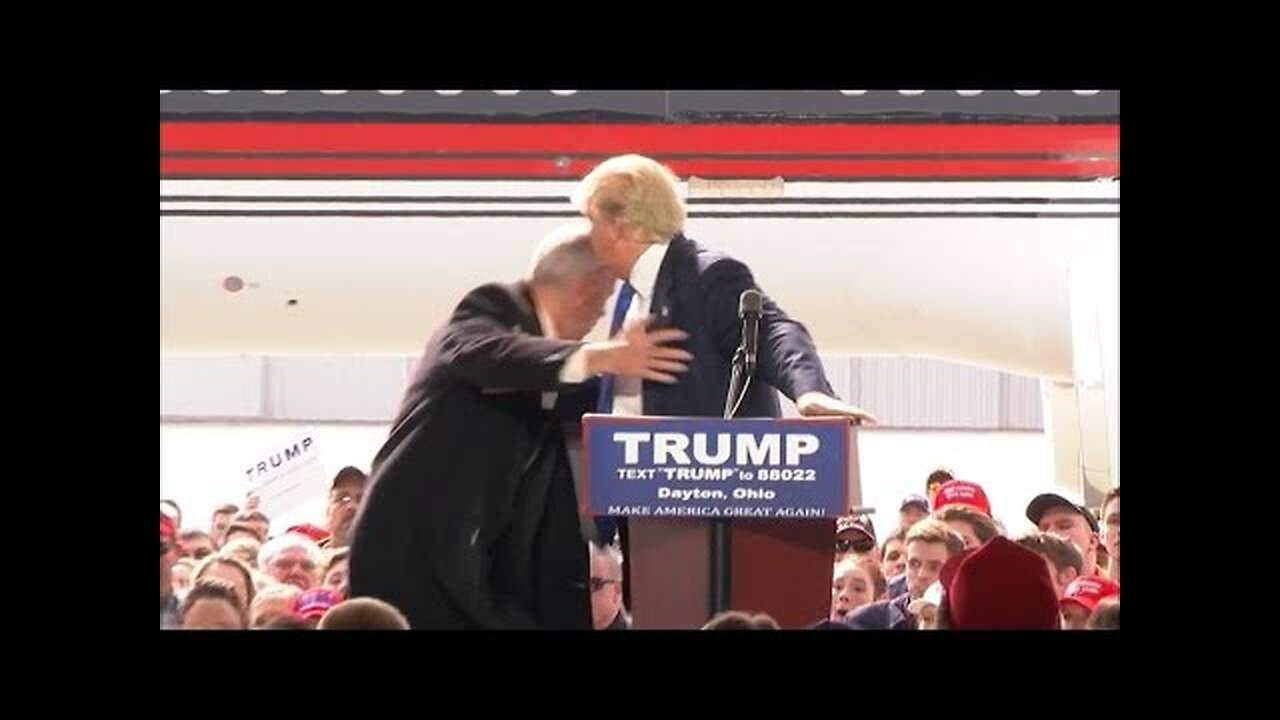 😱ATTACK ON DONALD TRUMP😲| Secret Service run to Trump as protester rushes stage