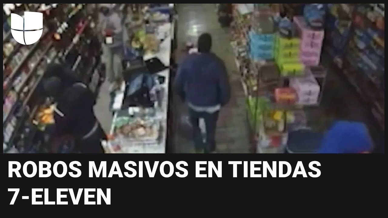 Impactantes imágenes del momento en el que un grupo de más de 20 jóvenes saquea dos tiendas 7-Eleven