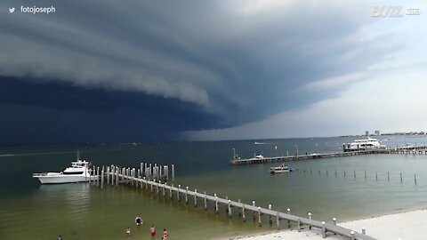 Un orage effrayant s'est formé menaçant la côte de Floride