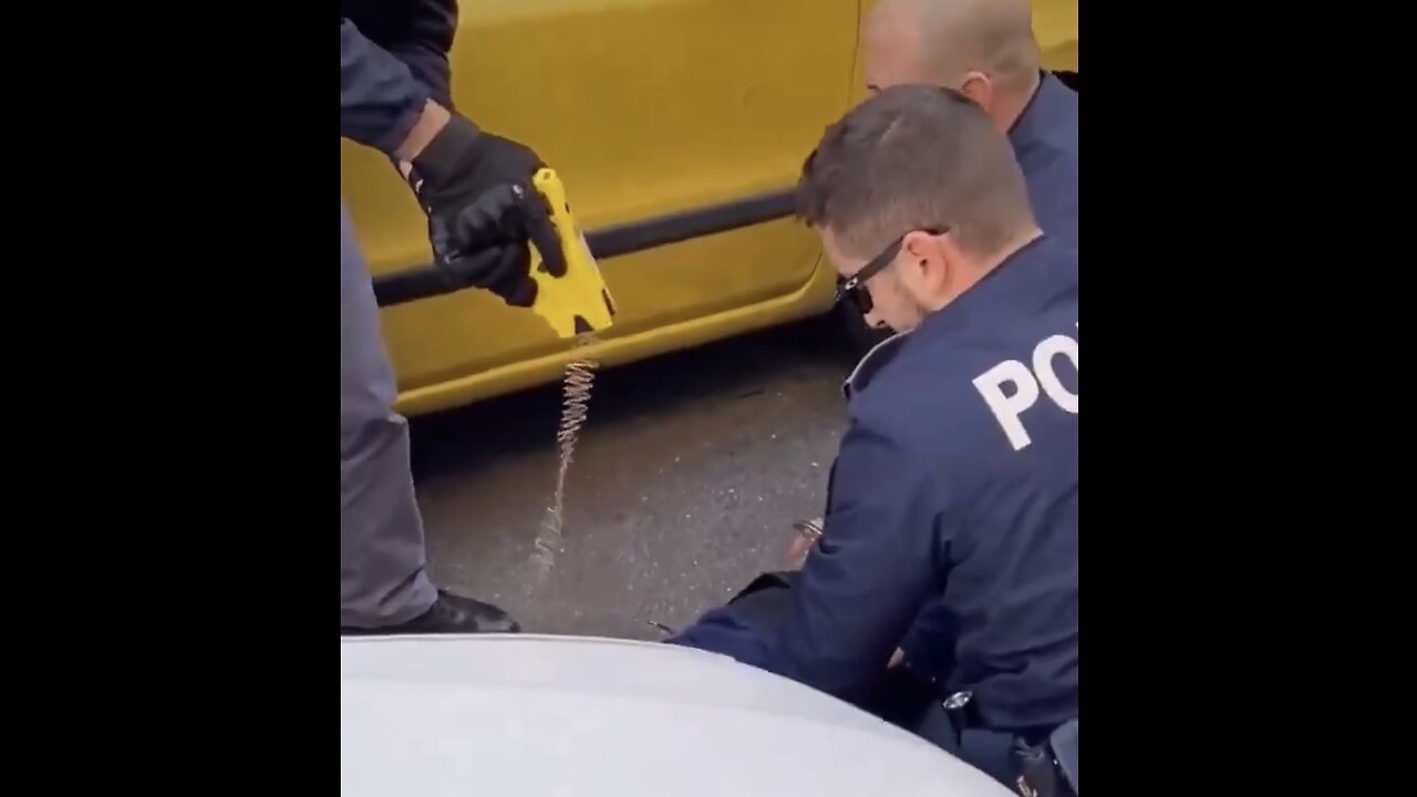 ITALIAN POLICE USES TASER🇮🇹🚨🧟‍♂️⚡️👮‍♂️🚓ON MIGRANT MAN RESISTING ARREST🚨🚓👮💫