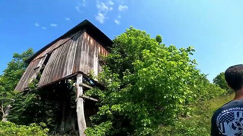 Exploring a dilapidated barn from 1888!