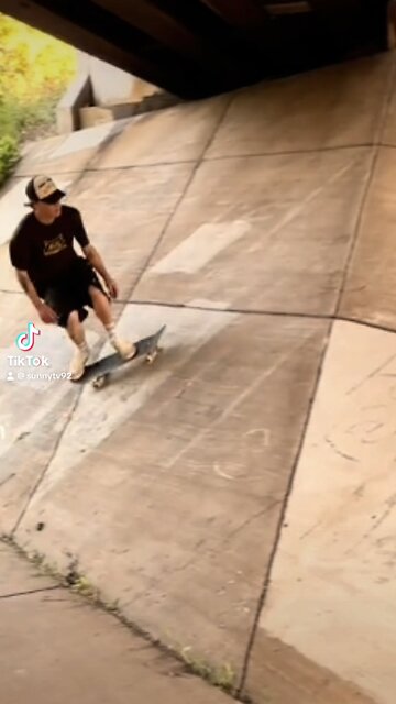 This is super chill 😎🛹