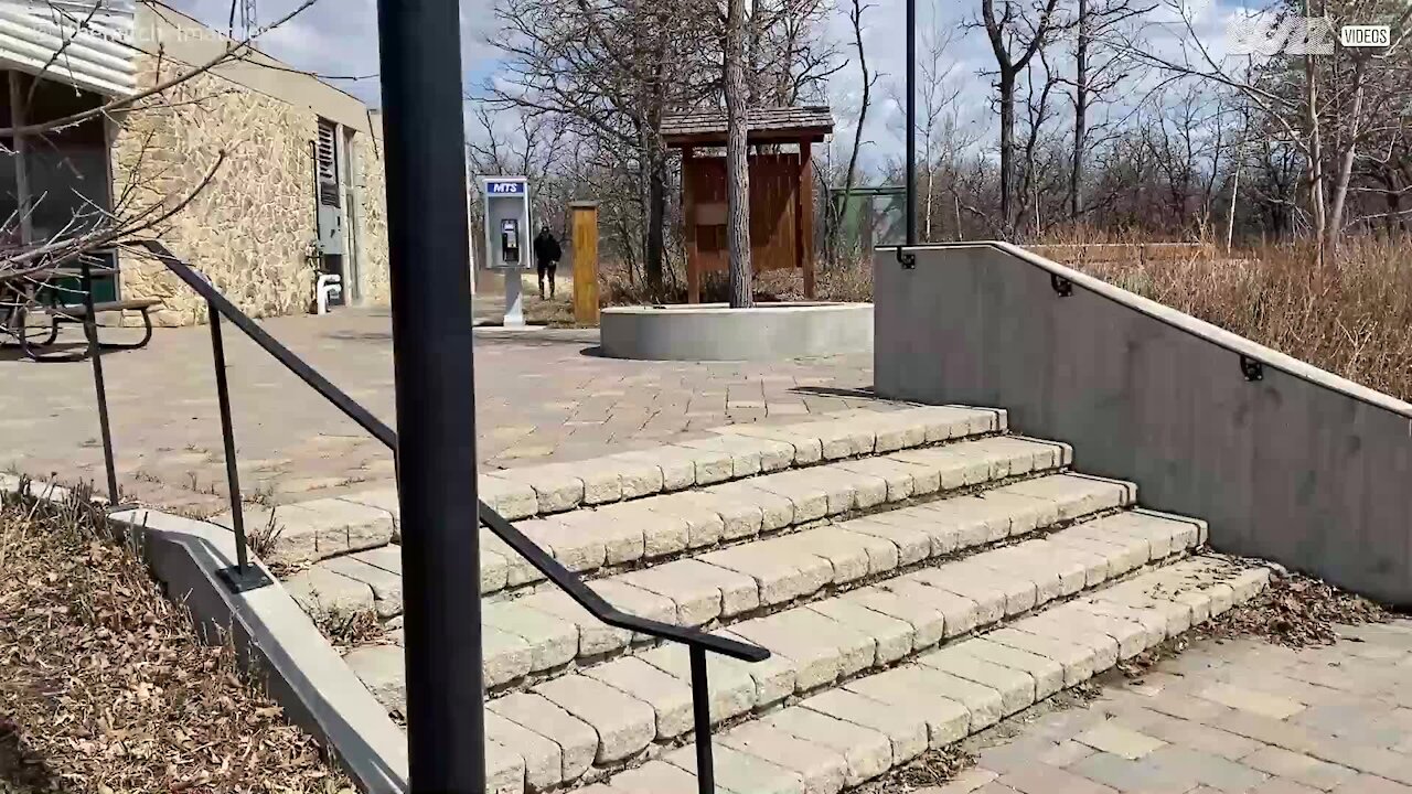 Jovem faz espargata em queda de skate