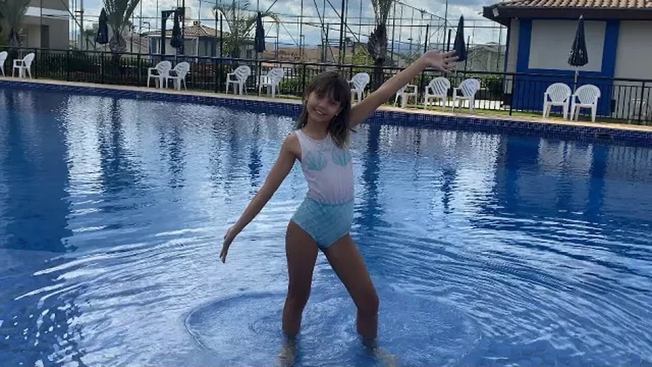 UMA SURPRESA NA PISCINA 😍! 3 irmãs demais