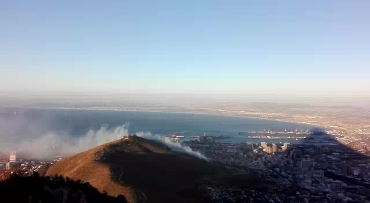 WATCH: Firefighters battle Signal Hill fire (5Bh)