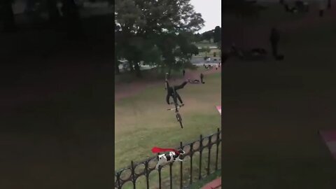 Se for voar não faça isso de bicicleta 😂😂 #shorts