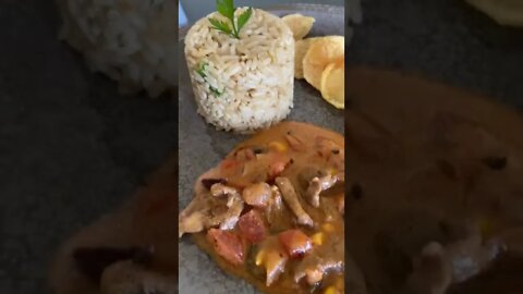 Strogonoff com arroz cheiroso - receita completa em nosso canal.