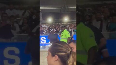 Leven Siano sendo atacado no Maracanã durante Vasco x Sport