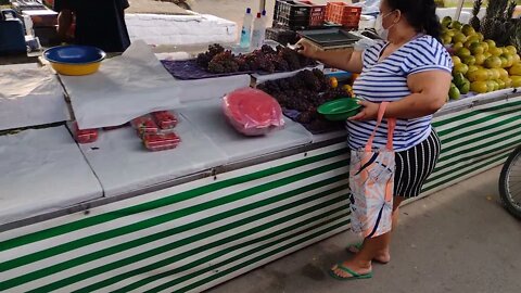 FOMOS NA FEIRA LIVRE NO CENTRO DE ITARIRI-SP E CHOVEU MUITO