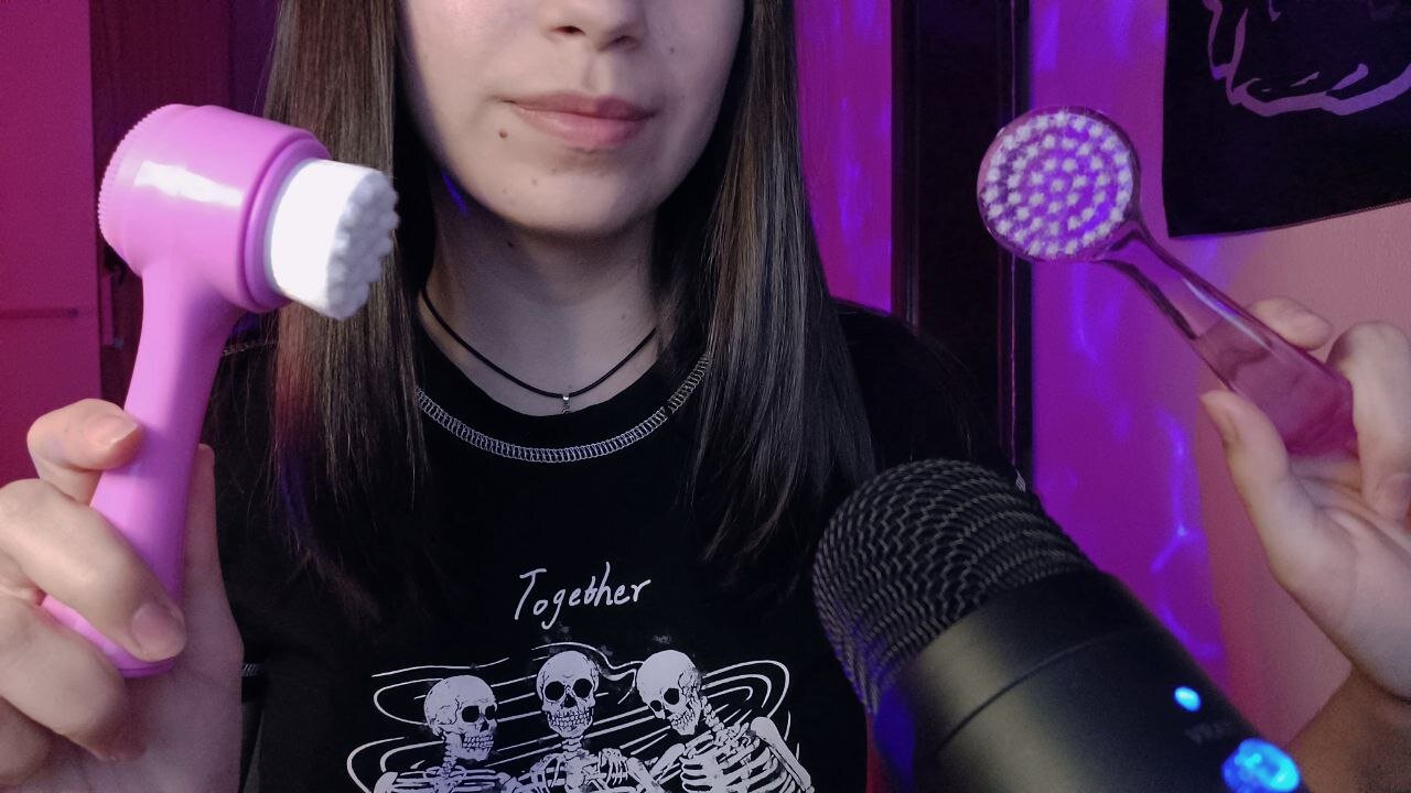 ASMR - Passando diferentes escovas no microfone
