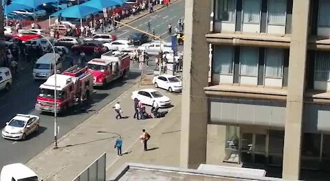 Firefighter falls from burning government building in Joburg CBD (W9a)