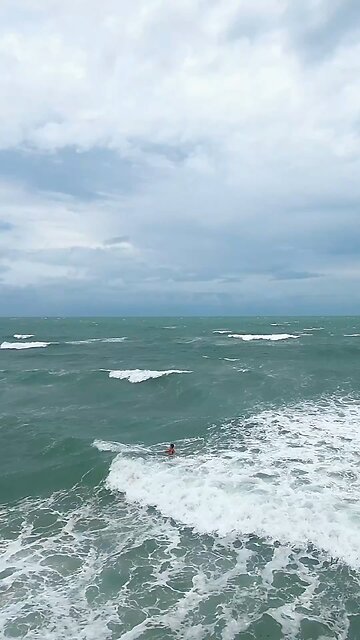 Sargento da PM passa mal em alto mar quase se afoga e é salvo