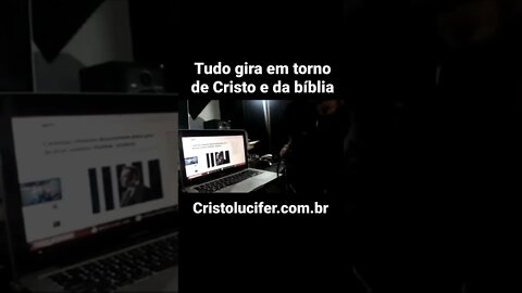 Tudo gira em torno de Cristo e da bíblia