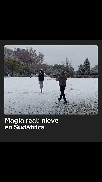 Habitantes de Johannesburgo se alegran de la nieve
