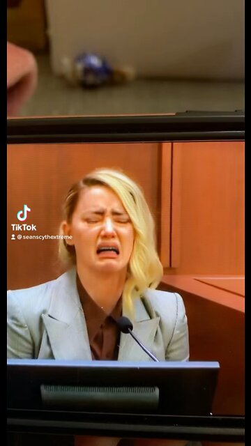 Amber Heard Breaks Down on Witness Stand