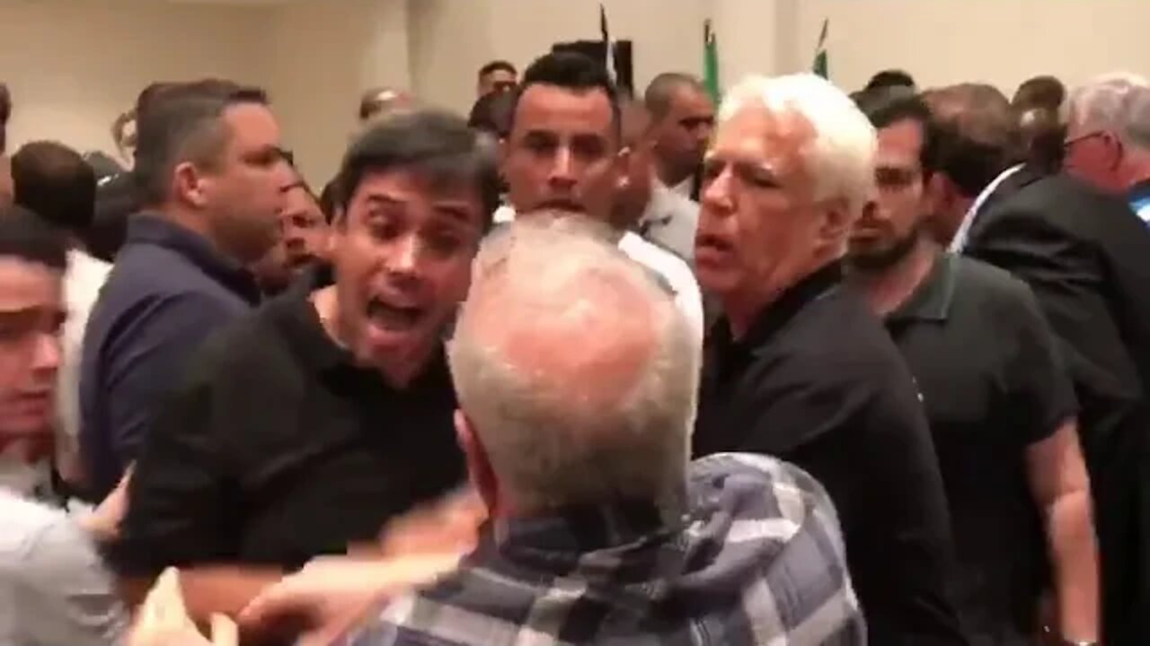 Campello e Euriquinho discutindo no Conselho Deliberativo do Vasco