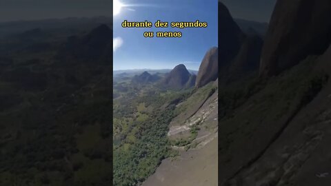 O Vôo dos parapentes sobre as imponentes montanhas e precipícios, o pico do Forno Grande, Castelo ES