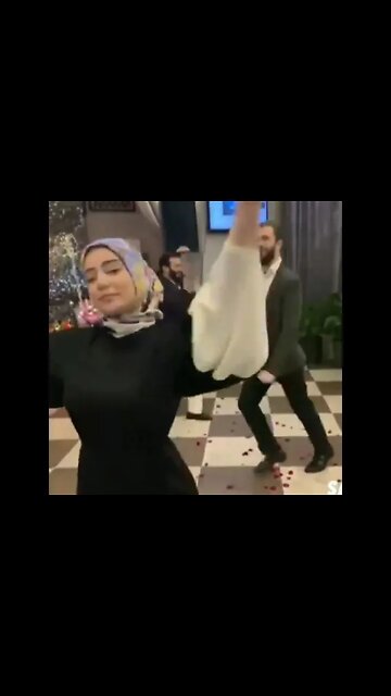 КРАСИВАЯ ЧЕЧЕНСКАЯ ДЕВУШКА ТАНЦУЕТ ЛЕЗГИНКА #shorts