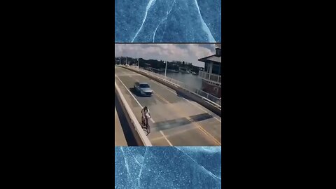 Car crash bridge:weird moments caught in camera