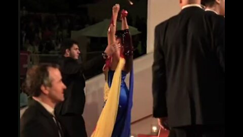 At the Cannes Film Festival Ukrainian woman kicked out in synchronization with the music-PRICELESS!